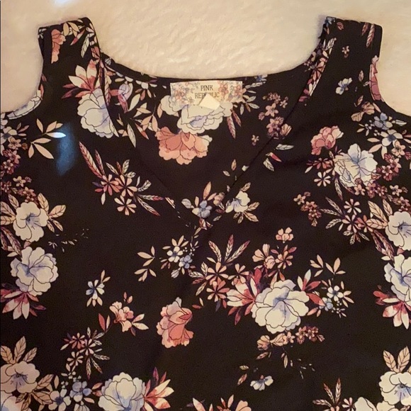 Cold shoulder shirt! 🥰 - Picture 2 of 2